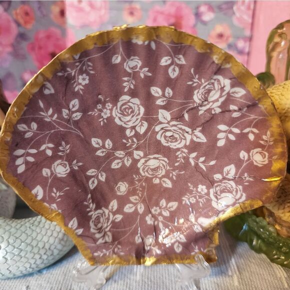 DECOUPAGE WHITE FLOWERS ON A SCALLOPED SHELL - Picture 2 of 3